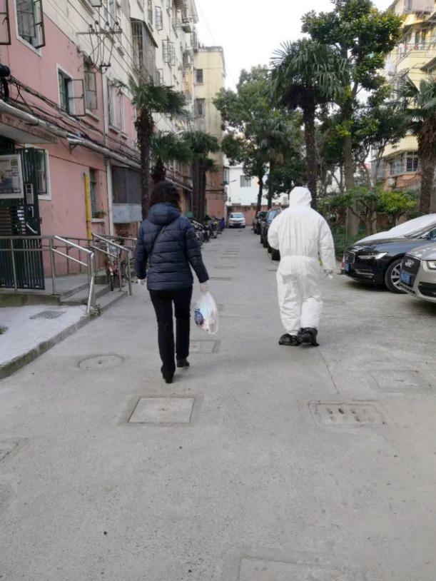 「超级宝妈」妈妈进了医院，爸爸还在外地，两个宝宝怎么办？这群“临时家长”太硬核了
