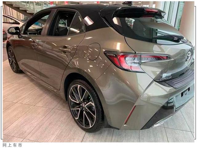 丰田卡罗拉进店实拍！配RAV4同款内饰，双色车身设计更时尚