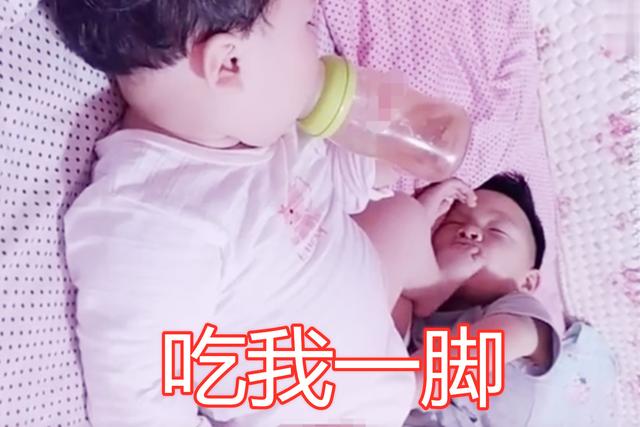 幸福大联盟|妈妈让兄妹一起午睡，偷偷推开门看情况，这画面被哥哥萌到了