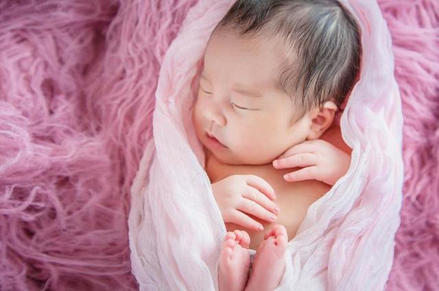 [超级宝妈]“暴躁宝宝”走红，一出生就瞪着医生，网友配的台词亮了