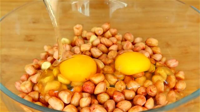 花生米加2个鸡蛋，没想到这么好吃，外酥里脆，当零食下酒都可以