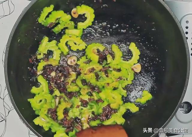 苦瓜这样做太好吃，搭配豆豉鲮鱼太美味，鲜香营养，解馋的家常菜