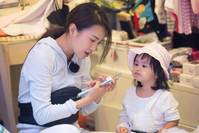 「超级宝妈」“我不用吃饭吗”宝妈喂完孩子，发现饭菜都没了，掀了桌子