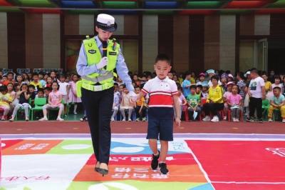 兰州新闻网|交警走进幼儿园带着萌娃讲安全