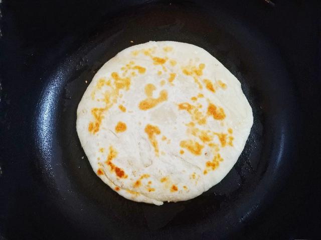 烙饼最忌“揉”，老妈用了几十年烙饼的方法，柔软多层，久放不硬