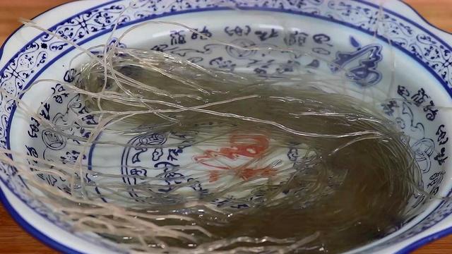 白菜猪肉炖粉条，好多人第一步就错了，难怪不好吃，看大厨教你做