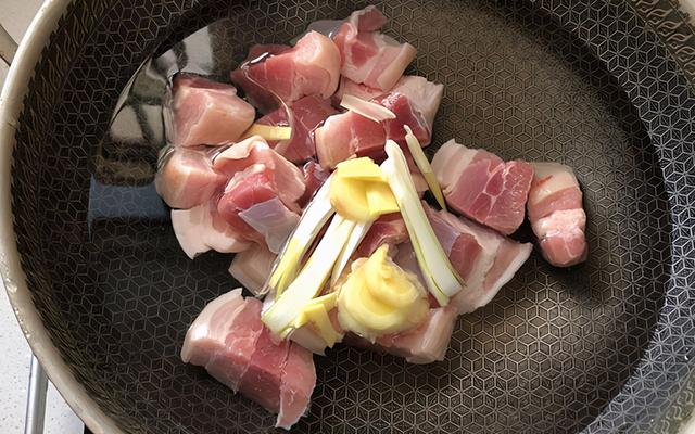 不起眼的红薯藤别扔掉，拿来炖红烧肉，口味独特，软烂入味很好吃