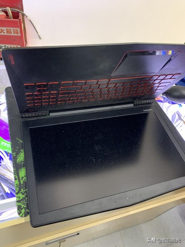 客户买8G内存给电脑升级，装上发现更卡了，找到原因不说话了