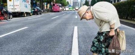 驼背|老年人为什么会驼背，而且越老越驼？