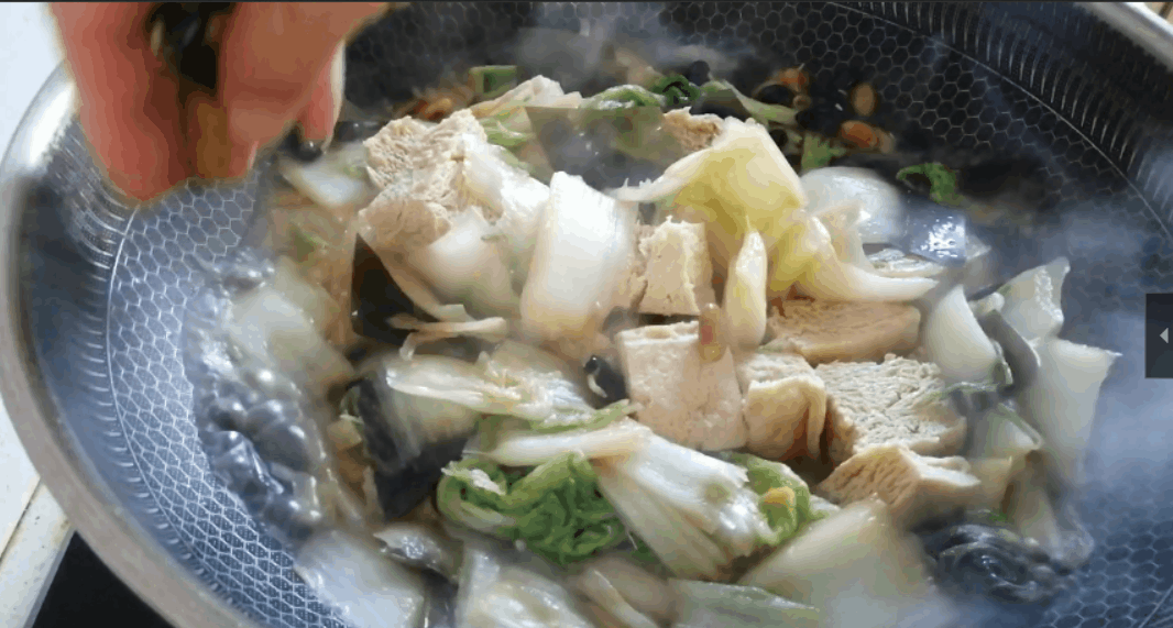 北方人的家常菜：海带白菜烧冻豆腐