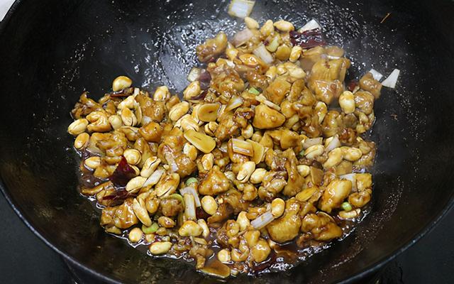 大厨教你宫保鸡丁的正宗做法，鸡肉鲜嫩多汁，简单家常很下饭