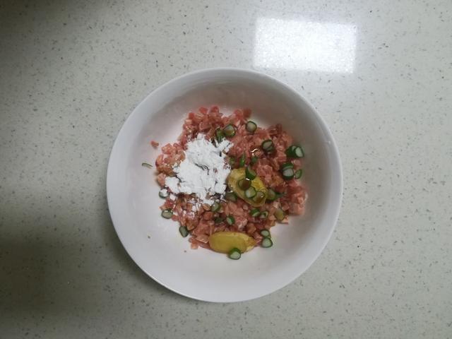 [你的育儿经]10分钟搞定宝宝的午餐，汤汁浓郁，面条爽滑，娃吃得停不下来