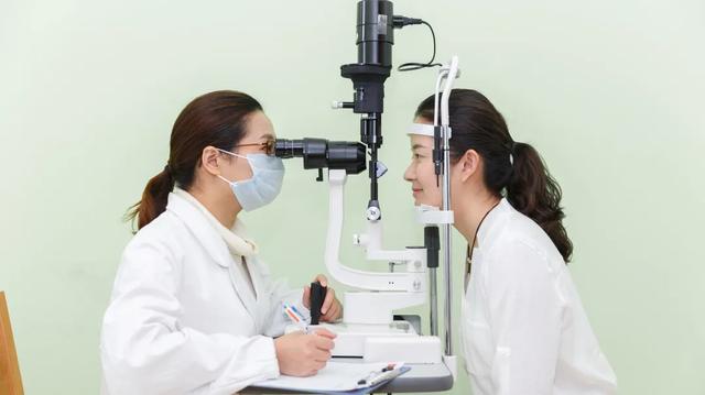 「超级宝妈」戴眼镜让近视度数加深？错！眼科主任：这3种因素才是“元凶”！