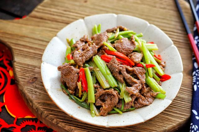 家常小炒：芹菜炒牛肉，掌握这2个小窍门，牛肉不老，芹菜脆爽