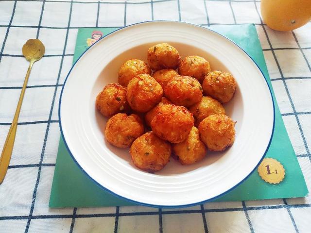 炸萝卜丸子，用淀粉还是面粉？都不对，教你1个技巧，酥脆不回软