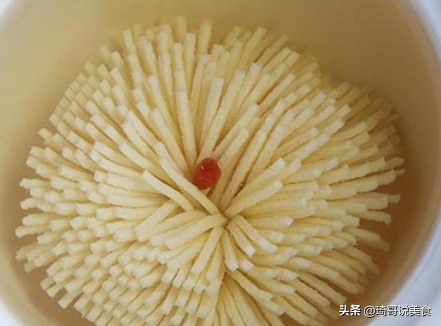 “世界级”切豆腐大赛，日本厨师切出菊花，中国：见过蒲公英吗？