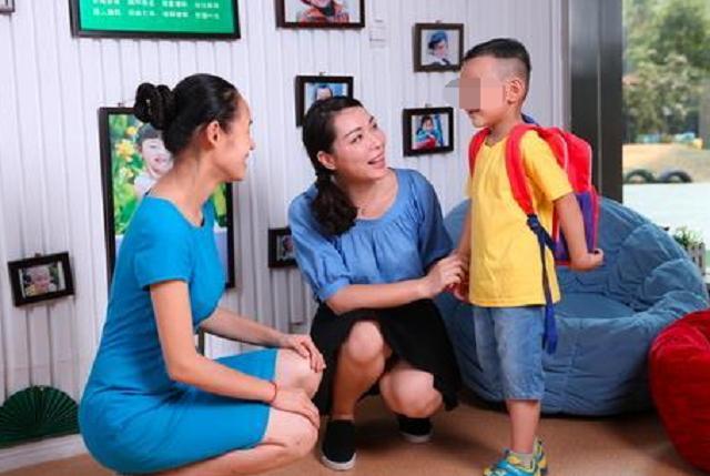「超级宝妈」幼儿园老师怀孕，家长提议送车遭怒怼：你咋不送别墅呢，马屁精