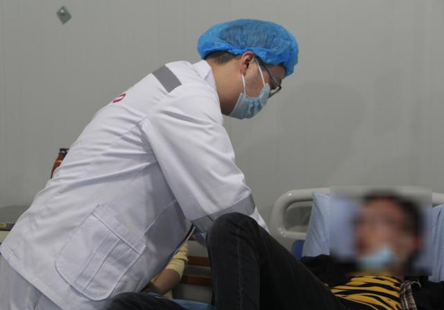 大爷|与死神竞速！医生长跪飞奔的转运车上按压 救回心脏骤停老人