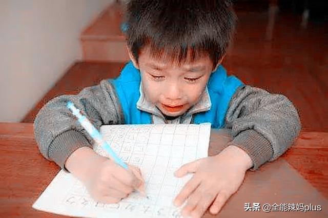 【超级宝妈】孩子罚抄“足”字100遍,看到作业妈妈愣了,网友:老师要哭了