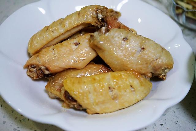 在家制作鸡翅麻辣香锅，食材丰富，营养更丰富，好吃到停不下来