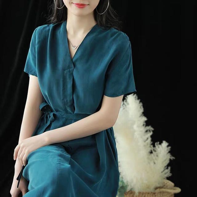 普拉达女王六一带娃出游，建议选一件文艺风的“苎麻裙”，优雅复古又减龄