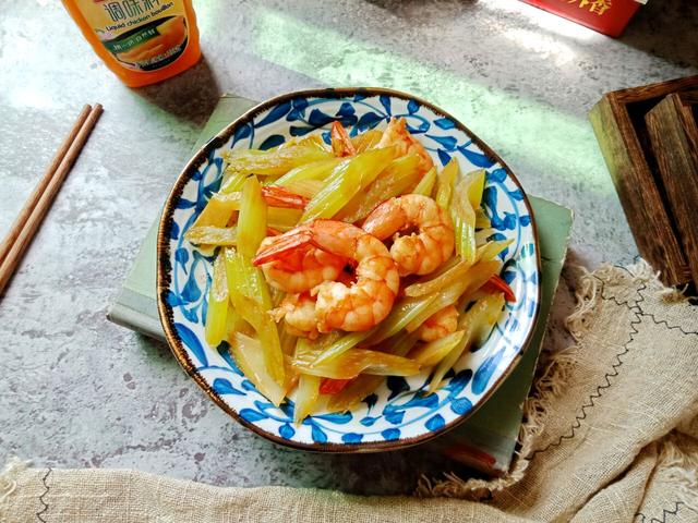 虾仁西芹，炒这种清淡菜的时候，牢记3点，做出来颜色鲜艳还鲜美