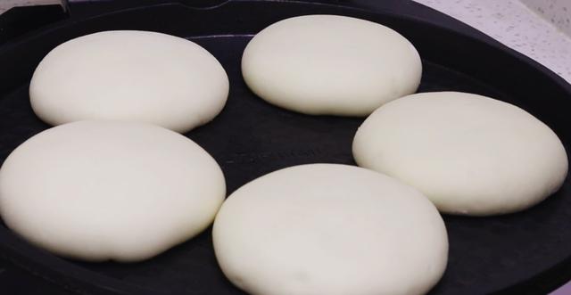 冬天发面太简单，教你一招，10分钟发满盆，包子馒头蓬松暄软香