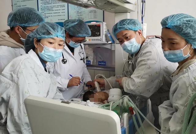 男婴|太惊险！刚出生一天，这个小宝宝就进行了胸腔穿刺……