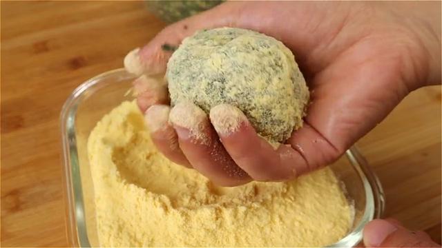 入冬了，我们家迷上吃这个，不和面不揉面，皮薄馅大，营养又美味