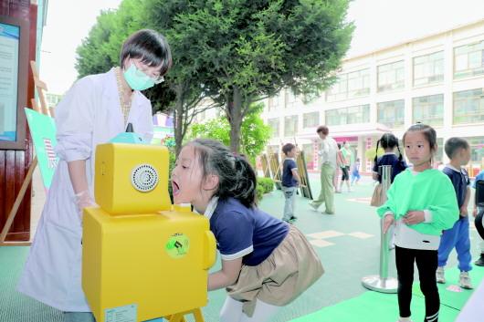 超级宝妈|「图片新闻」平凉市幼儿园使用“晨检机器人”辅助保育老师给小朋友做晨检