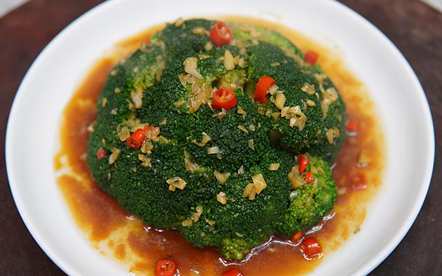 西兰花不要炒着吃，教你懒人吃法，颜色翠绿不发黄，口感脆嫩鲜香