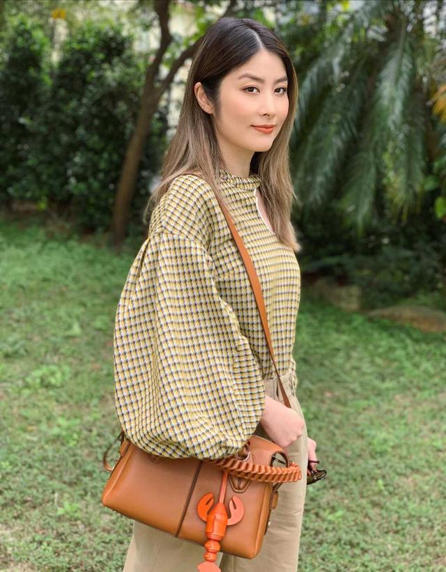 「最时尚」陈慧琳保留着一颗少女心,扎发配粉色连衣裙减龄时髦,少女感爆棚