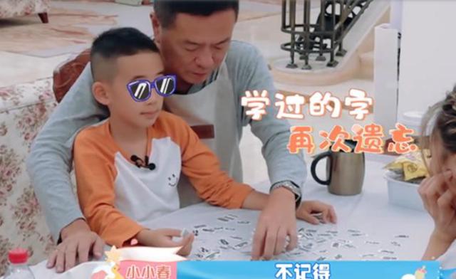 宝妈辅导孩子写作业崩溃，姥姥翻出23年前“旧账”：你也有今天