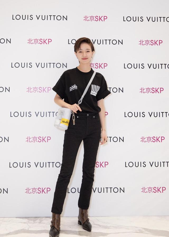 普拉达女王焦俊艳165身材真骨感,亮片连衣裙穿出高级感,配短发气场更强大