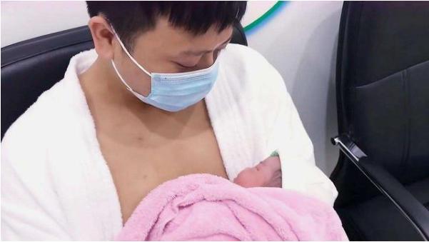 超级宝妈|“人贩子爸爸”火了，医院内抱娃脸色凝重，路人：差点报警