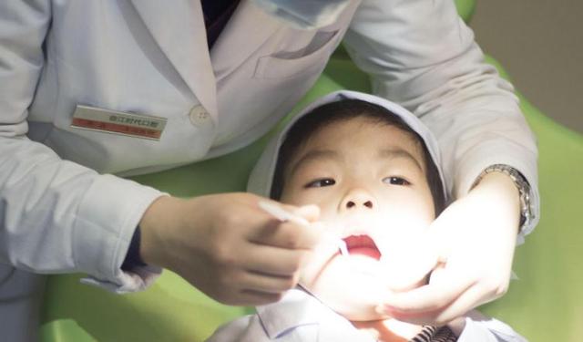 你的育儿经|宝宝长出“鲨鱼牙”，妈妈不敢喂他急忙送医，医生：太晚了