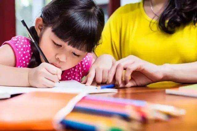 纯美小青年|家长陪孩子写作业，最不应该做这4件事！很多爸妈都中招了