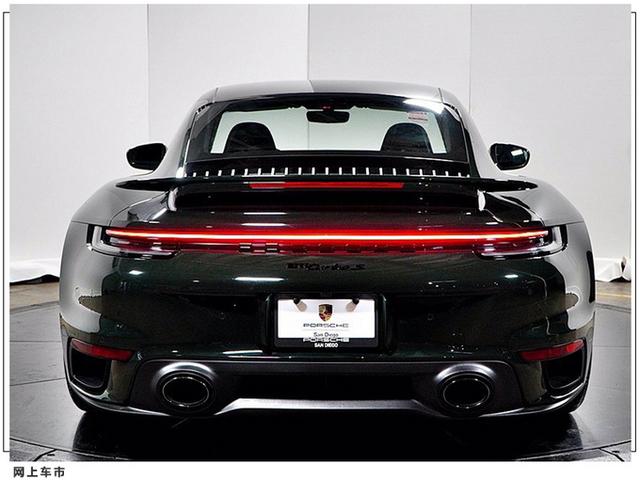 保时捷911 Turbo S实拍曝光！搭金色轮毂+碳纤维车顶 3秒内可破百