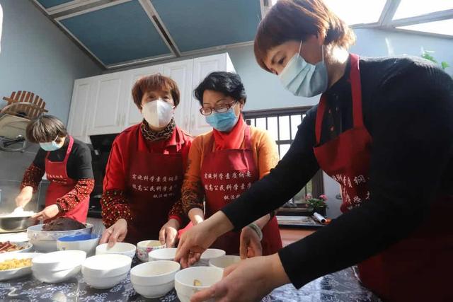 过年|八宝饭自己做、体育馆里燃烧卡路里……沪郊过年有老习俗也有新气象