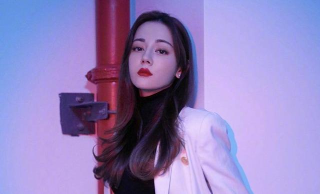 热巴自曝父母被私生饭骚扰,无奈发声:我的父母不需要你来关心|电影工厂