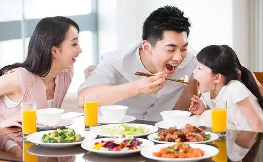 [你的育儿经]跟孩子同桌吃饭的“8要4不要”，纠错半小时，省心一辈子