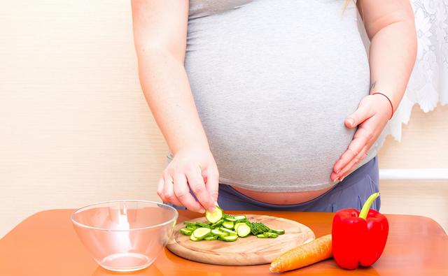 吉娜孕7月又晒身材，被吐槽过度营销，网友：别再误导孕妇形象