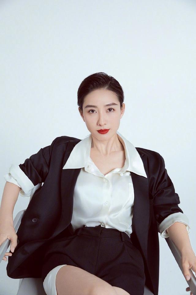 “安陵容”短发梳油头A爆！短裙穿在衬衣外刚盖住大腿，太修长了|fun娱乐