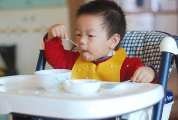 孩子3岁还不会独立吃饭怎么办？家长要做到3不要，会逐渐改善