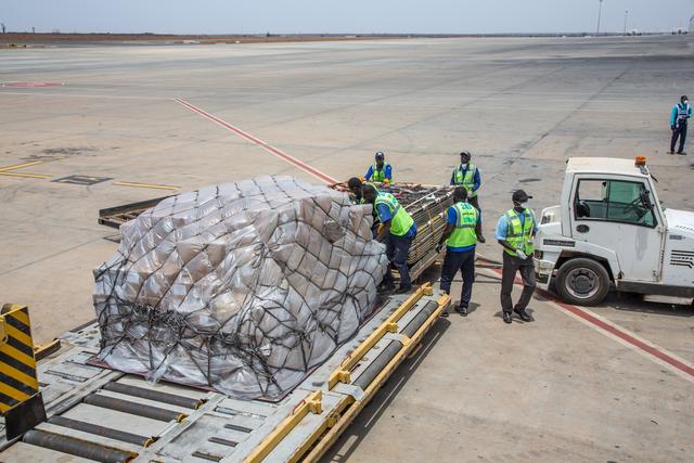 「新华社客户端」阿里巴巴向塞内加尔捐赠防疫物资