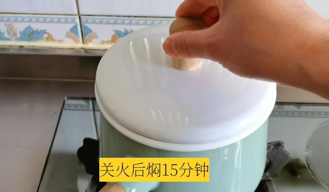 1个苹果和1根胡萝卜放一起，风味真独特，冬天喝上一杯太暖和了