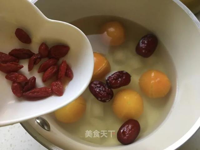 冬季干咳，嗓子疼？来一碗自制的冰糖炖雪梨，润肺止咳，滋润整个冬天