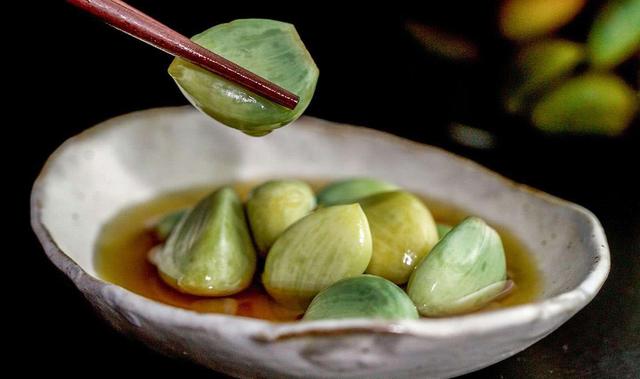 不知道怎么做出翠绿的腊八蒜，教你几个小窍门，爽口开胃又有营养