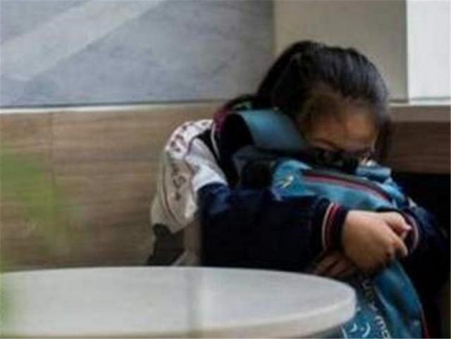【你的育儿经】女儿来“大姨妈”变得不爱说话，聪明妈妈会说这3句话，很受用