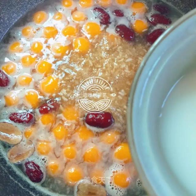 天气凉别再吃冷饮了，试试这道甜品吧！超级好吃又补气血哦